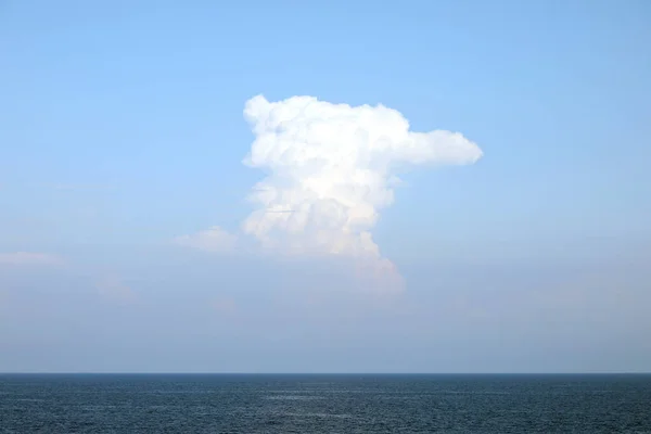 Gran nube vertical blanca y el océano — Foto de Stock