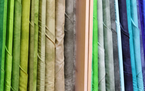 Estante lleno de muchos textiles de tela — Foto de Stock