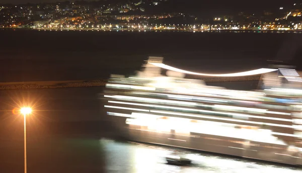 Круизный лайнер Большого океана ночью — стоковое фото