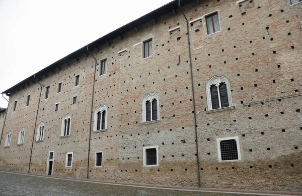 Antigo Palácio Ducal chamado Palazzo Ducale na cidade de Urbino em Ita — Fotografia de Stock