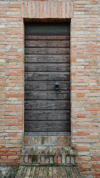 La antigua puerta de madera está cerrada —  Fotos de Stock