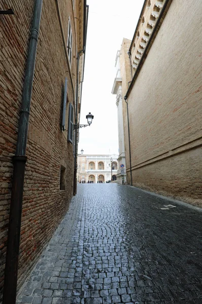 Wąska uliczka w starożytnym mieście — Zdjęcie stockowe