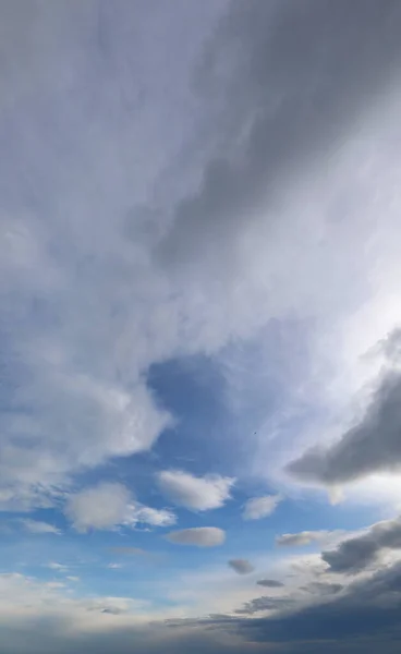 Céu vertical com muitas nuvens — Fotografia de Stock