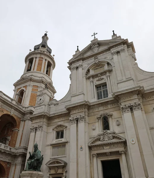 이탈리아 중부의 로레토 읍에 있는 산타 카사라고 불리는 대성당 — 스톡 사진
