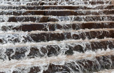 Su dolu büyük bir merdivenin basamakları.