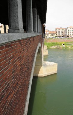 Eski Köprü 'nün ayrıntılarına İtalyan dilinde Ponte Koperto da denir.