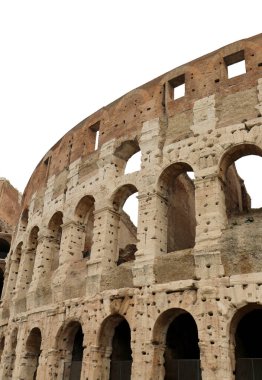 Metal duriyi kurtarmak için duvarlarında delikler olan kolezyum.