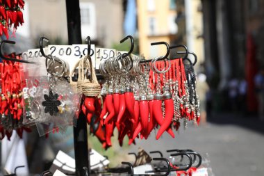 Napoli 'deki Spaccanapoli caddesinde satılık kırmızı kornet.