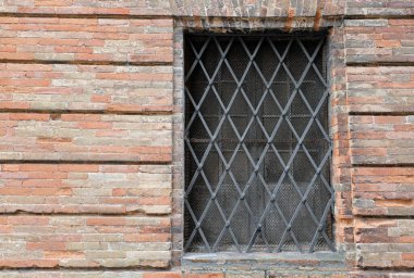 Pencereli ve metal ızgaralı eski saray