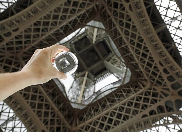 Sphere of glass under the Eiffel Tower — Stock Photo, Image