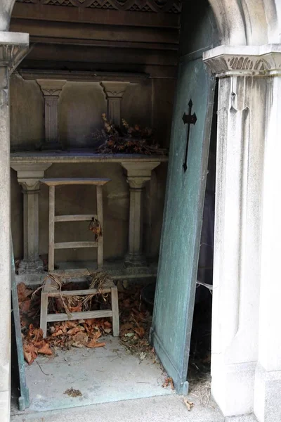 Puerta desquiciada y silla rota en el cementerio —  Fotos de Stock