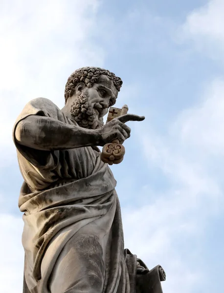 Gran Estatua de San Pedro en la Ciudad del Vaticano — Foto de Stock