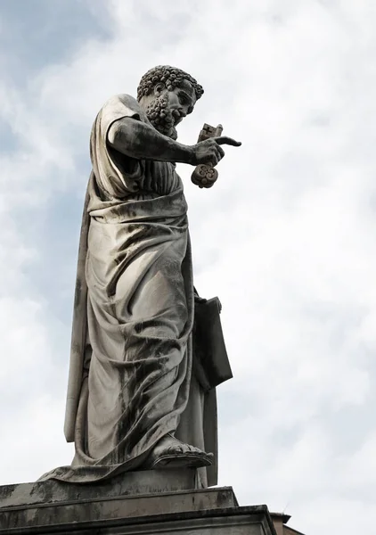 Estatua de mármol de San Pedro sosteniendo las llaves del Paraíso en Vat — Foto de Stock