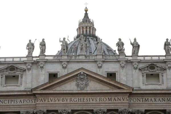 Grote koepel en de gevel van de Sint-Pietersbasiliek in Vaticaan Ci — Stockfoto