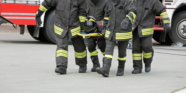 Portador de camilla bomberos después del accidente de tráfico —  Fotos de Stock