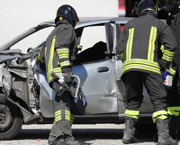 Zespół strażaków otwiera uszkodzony samochód — Zdjęcie stockowe