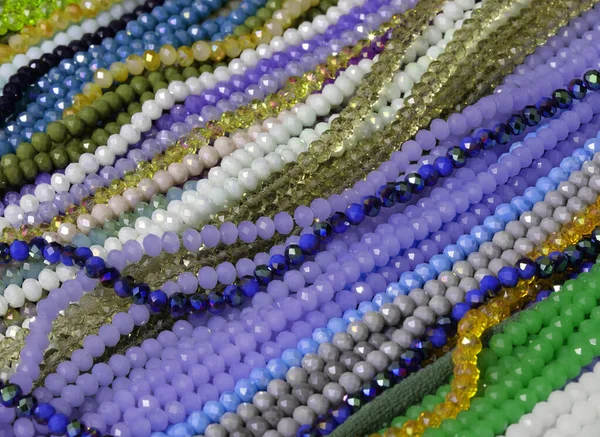 Muchos collares de perlas de colores en una joyería —  Fotos de Stock