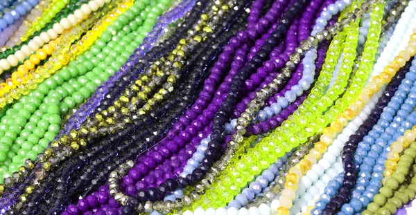 Muchos collares de perlas para la venta en una joyería — Foto de Stock