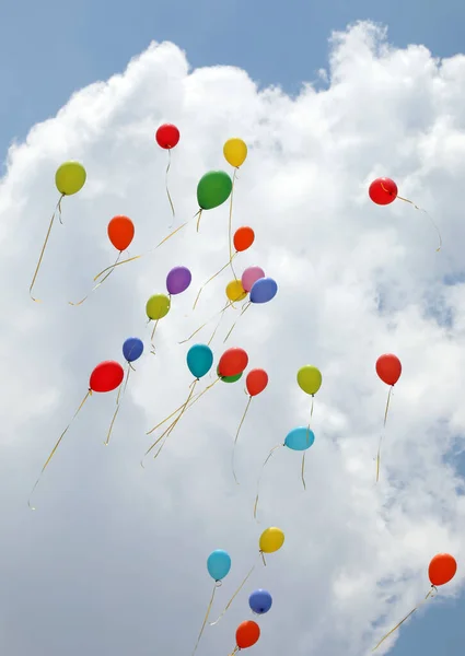 Balonlar parti sırasında bulutlarla gökyüzüne doğru uçuyor. — Stok fotoğraf