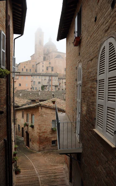 Strada stretta sulla città di Urbino in Italia — Foto Stock