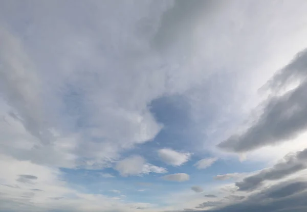 Cielo azzurro in inverno con alcune nuvole — Foto Stock