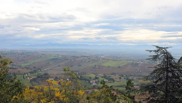 Широкая долина на Центральной Италии — стоковое фото