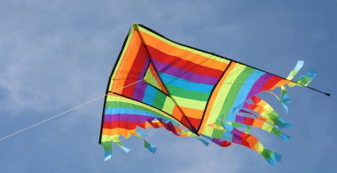 Mavi gökyüzünde büyük bir uçurtma