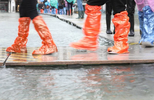 Colorful gaiters to shelter during the high water and the feet o — Stock Photo, Image