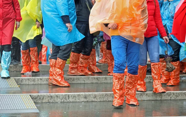 Polainas impermeáveis coloridas e turistas durante uma visita a Venic — Fotografia de Stock