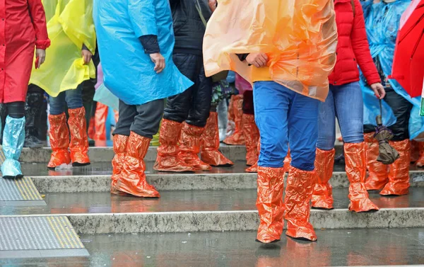 Barevné vodotěsné gaiters a turisté během návštěvy Venic — Stock fotografie