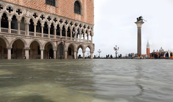 Palazzo Ducale w Wenecji podczas przypływu i ruchu pieszych — Zdjęcie stockowe
