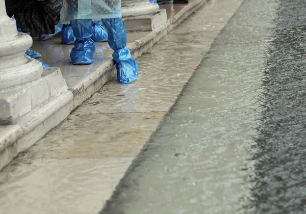 Хлопчик з легінсами і високим припливом у Венеції на холодну зиму d — стокове фото