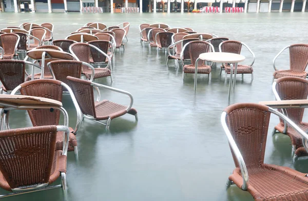 Sandalyeler ve masalar Ven 'deki Piazza San Marco' da yarım su. — Stok fotoğraf