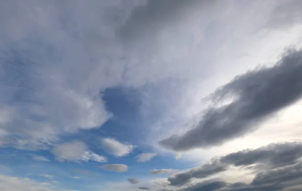 Nuvens brancas e céu azul no inverno — Fotografia de Stock