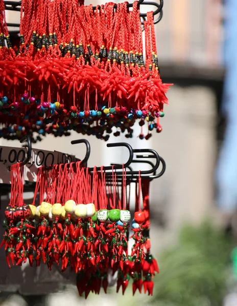 Wiele czerwonych talizmanów na sprzedaż w Neapolu — Zdjęcie stockowe