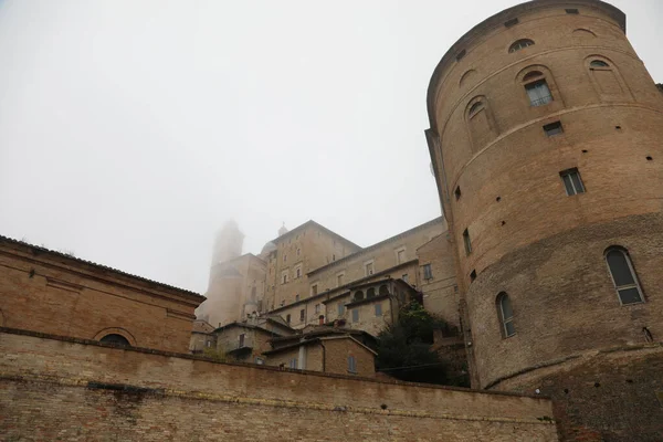 Ősi torony Ducal Palace ködös Urbino város központjában — Stock Fotó