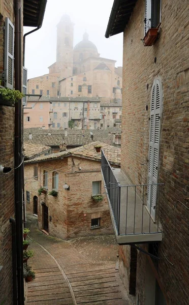 Narrow street made with bricks on Urbino Town in Central Italy w — Stock Photo, Image