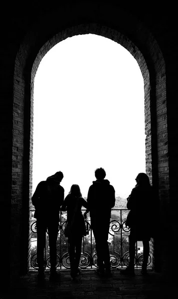 Família com quatro pessoas sem pai sob a arcada — Fotografia de Stock