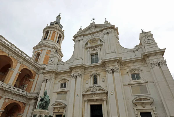 İtalya 'nın orta kesimindeki Loreto kasabasında Santa Casa adında bir Bazilika. — Stok fotoğraf