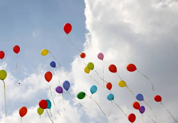 Birçok renkli balon gökyüzüne uçar. — Stok fotoğraf