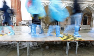 İtalya 'da Venedik' te plastik tozluklarla yaya köprüsündeki insanlar