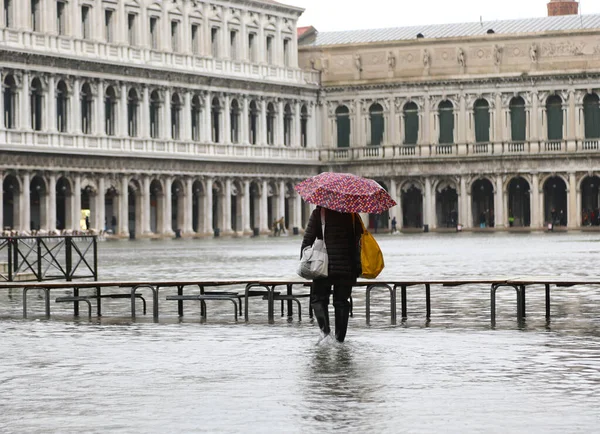 Person med paraply under översvämningen i Venedig i Italien — Stockfoto