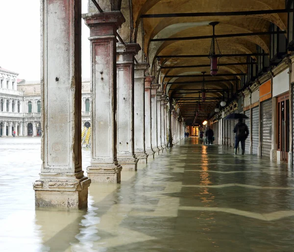Sob as arcadas da piazza san marco em Veneza durante o dilúvio — Fotografia de Stock