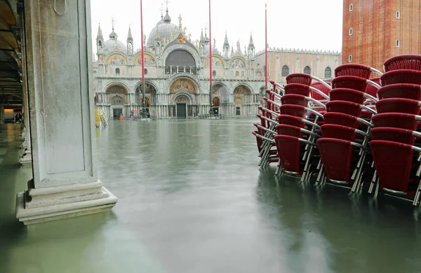 Červené židle na náměstí svatého Marka v Benátkách během úžasné vysoké ti — Stock fotografie