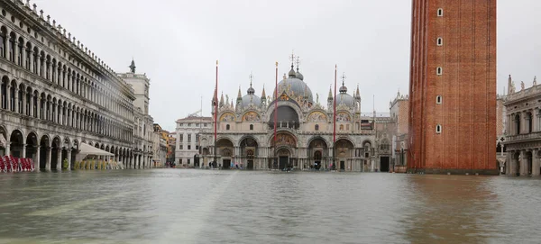 Mare all'interno di Piazza San Marco a Venezia durante il reco — Foto Stock