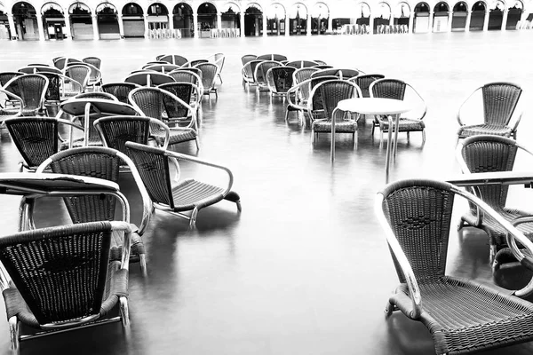 Stolar och bord i ett café på Markusplatsen i Venedig Ita — Stockfoto