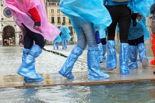 Many people on the footbridge with plastic gaiters in Venice Ita — Stock Photo, Image