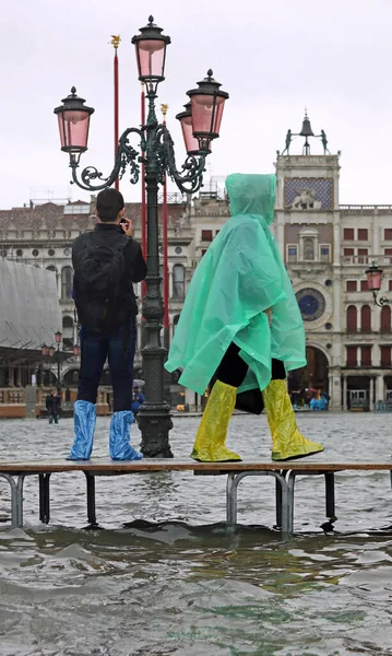 Пішохідний прохід з людьми з припливом у Венеції. — стокове фото