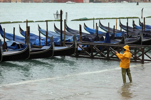 Fotógrafo mientras toma fotos de góndolas durante la marea en V —  Fotos de Stock