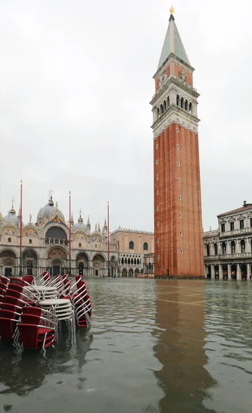 Campanile di San Marco durante l'alluvione a Venezia — Foto Stock